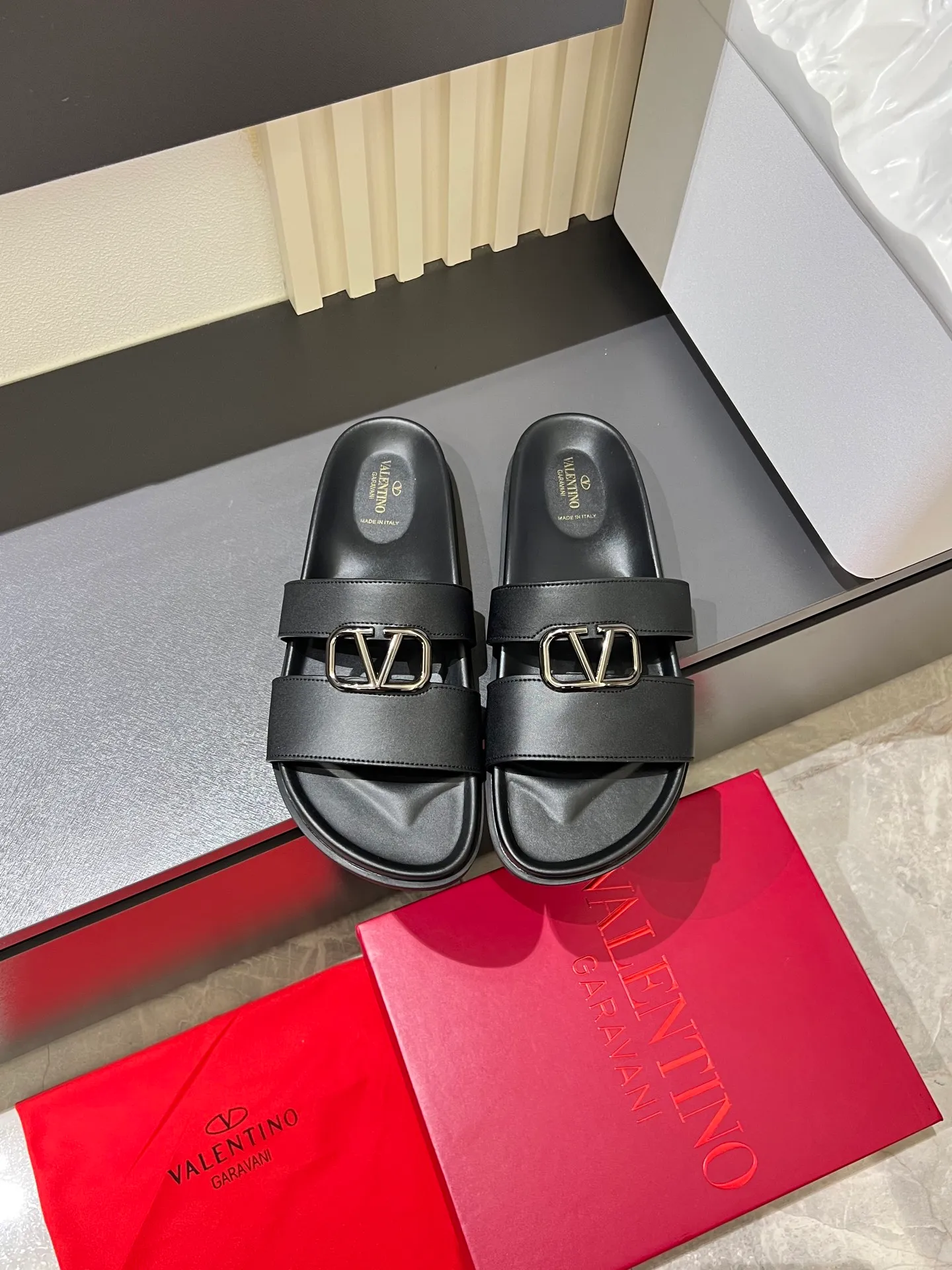 Men's shoes 💰p300 VALENTINO Men's 🧍‍♂️ Spring and summer new style metal logo flat slippers, elegant sandals, the same style worn by celebrities, original molding, imported calfskin. Rubber outsole. Soft and durable, full set of counter packaging size: 39-44 (.45.46 customized)